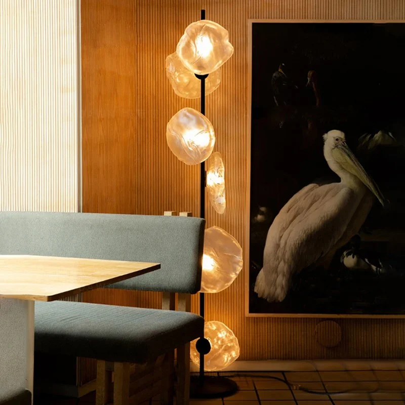 Lampadaire au design abstrait et verre fumé - Image 5