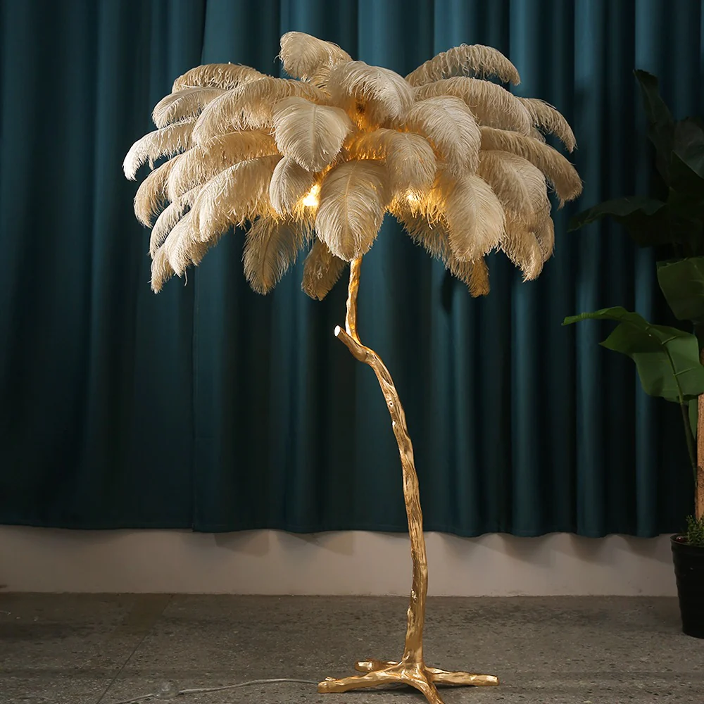 Lampadaire doré en plumes d’autruche - Image 5