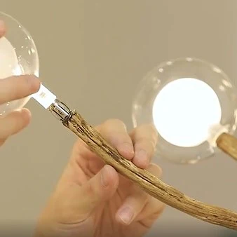 Lustre branche d’arbre orné de boules de verre - Image 3